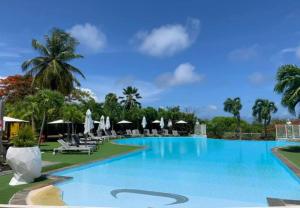 Bazén v ubytování Appartement T2 lumineux, confortable et spacieux à Saint-Anne proche piscine et plage de l'Anse Caritan nebo v jeho okolí