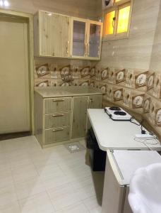 una cocina con fregadero y encimera en شقق السودة هاوس, en Sawda 8 fotos más