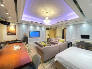 ein Hotelzimmer mit einem Bett und einem Esszimmer in der Unterkunft Minimalist Fashion Motel in Taoyuan