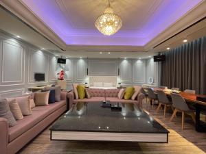 Minimalist Fashion Motel في تاويوان: غرفة معيشة مع أريكة وطاولة