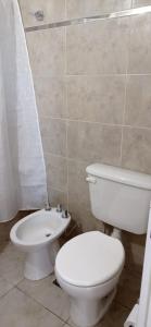 y baño con aseo blanco y lavamanos. en Departamento completo en excelente zona en Paraná