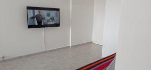 un televisor colgado en una pared en una habitación en Departamento completo en excelente zona en Paraná