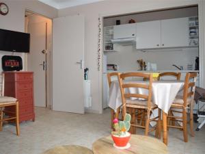 kuchnia i salon ze stołem i krzesłami w obiekcie Appartement Les Angles, 2 pièces, 4 personnes - FR-1-593-79 w mieście Les Angles