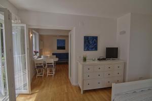 Televízia a/alebo spoločenská miestnosť v ubytovaní Suncana Apartments Dubrovnik