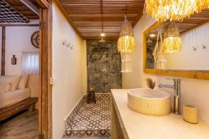 ein Badezimmer mit großem Waschbecken und Spiegel in der Unterkunft Oma Villa - A tropical sanctuary of Seminyak in Seminyak + 66 Fotos