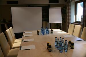 - une salle de conférence avec une grande table et des bouteilles dans l'établissement Fischerstüberl, à Gaishofen