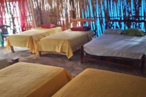un grupo de 3 camas en una habitación en Private Cabin in San Blas, en Waisalatupo