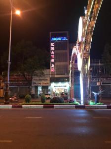 un hotel de noche con una montaña rusa en Khách sạn Khang An Buôn Ma Thuột, en Buon Ma Thuot