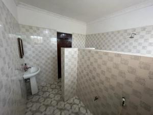 パジェにあるHakuna Matata Guest Houseの洗面台とトイレ付きのバスルーム +24枚の写真