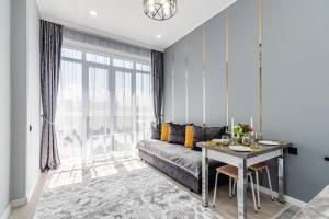 una sala de estar con un sofá y una mesa en Heaven 10, en Almaty