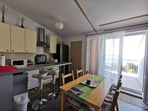 eine Küche und ein Esszimmer mit einem Tisch und einem Fenster in der Unterkunft Anita Studio apartment with terrace in Rijeka