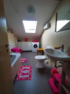La salle de bains est pourvue d'un lavabo, de toilettes et d'une baignoire. dans l'établissement Anita Studio apartment with terrace, à Rijeka