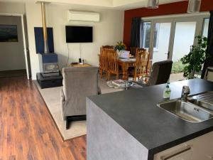 陶波的住宿－Large stand alone home with two living areas.，厨房以及带桌椅的起居室。