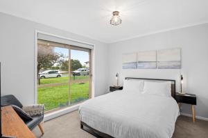 Habitación blanca con cama y ventana en Parrwang Rest, en Portarlington