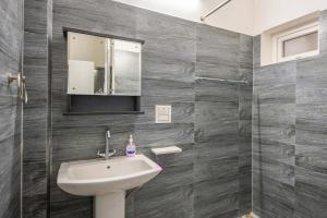 y baño con lavabo y espejo. en StayVista at Pines & Spruce - Exclusive getaway, en Lansdowne