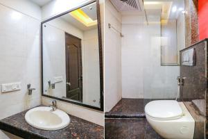 Duas fotografias de uma casa de banho com WC e lavatório. em FabHotel Pine Tree em Noida