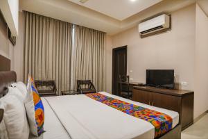 Postel nebo postele na pokoji v ubytování FabHotel Grand Olive