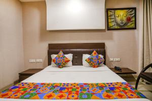 Postel nebo postele na pokoji v ubytování FabHotel Grand Olive