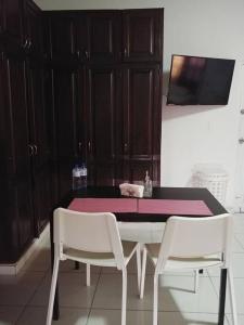 Televiisor ja/või meelelahutuskeskus majutusasutuses Dominican Suite 1, Incredible Suite/Studio (DS1)