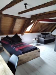 1 dormitorio con cama de madera y silla en der brennerhof en Immendingen