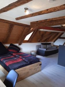 1 dormitorio con 1 cama y 1 sofá en una habitación en der brennerhof en Immendingen