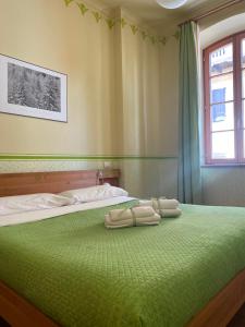 a bedroom with two beds with towels on them at Residenza d'Epoca Albergo Grimani in Ampezzo