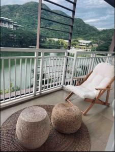 En balkon eller terrasse på Cozy 2Bedroom Beach Condo with Lagoon View Balcony