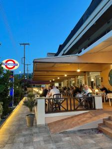 Piccadilly في أليكيس: مطعم فيه ناس جالسين على الطاولات بالليل
