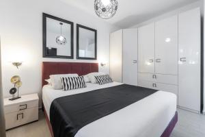 Postel nebo postele na pokoji v ubytování New Deluxe jacuzzi apartment Ana