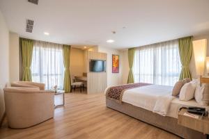 TV a/nebo společenská místnost v ubytování Hotel Crowne Imperial