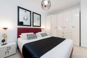 Postel nebo postele na pokoji v ubytování New Deluxe jacuzzi apartment Ana