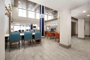 - une salle à manger avec une table et des chaises dans l'établissement Holiday Inn Express Hotel & Suites Festus-South St. Louis, an IHG Hotel, à Festus