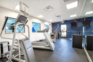 einen Fitnessraum mit Laufband und Crosstrainer in der Unterkunft Holiday Inn Express Hotel & Suites Festus-South St. Louis, an IHG Hotel in Festus