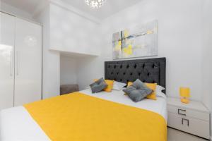 Postel nebo postele na pokoji v ubytování New Deluxe jacuzzi apartment Ana