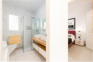Postel nebo postele na pokoji v ubytování New Deluxe jacuzzi apartment Ana