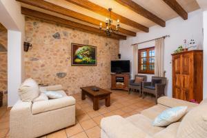 un soggiorno con due divani e una TV di Villa Cas Cuni a Felanitx
