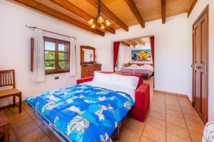 una camera da letto con un letto grande in una stanza di Villa Cas Cuni a Felanitx Altre 23 foto