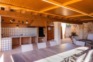 una cucina e una sala da pranzo con tavolo e sedie di Villa Cas Cuni a Felanitx