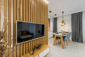 TV a/nebo společenská místnost v ubytování New Deluxe jacuzzi apartment Ana