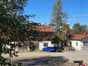 Vogelnest في Linden: سيارة زرقاء متوقفة أمام منزل