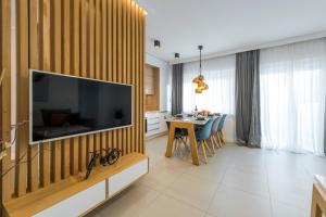TV a/nebo společenská místnost v ubytování New Deluxe jacuzzi apartment Ana