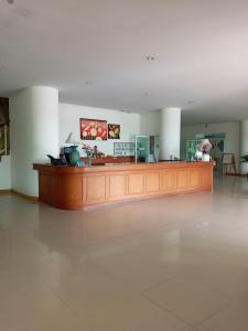 eine große Lobby mit einer Rezeption in einem Gebäude in der Unterkunft โรงแรมเวลลิงตัน in Ban Chak Phai