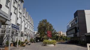 eine Straße in einer Stadt mit Gebäuden und Bäumen in der Unterkunft Hotel SSLR ,Gangavathi in Hampi