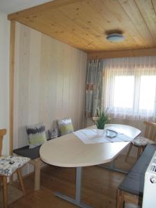 ein Esszimmer mit einem Tisch und Stühlen in der Unterkunft Bauernhof Neu-Endfelden, Günter Widauer in Söll