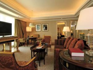 TV a/nebo společenská místnost v ubytování Mövenpick Hotel Al Khobar