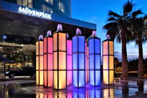 een groep lichten voor een gebouw bij Mövenpick Hotel Al Khobar in Al Khobar