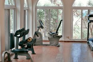 un gimnasio con 2 bicicletas estáticas y elípticas en una habitación en Royal Cliff Zanzibar, en Zanzíbar