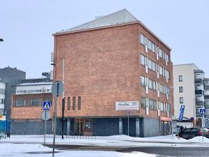 um grande edifício de tijolos vermelhos com um sinal nele em Polar Haven em Rovaniemi