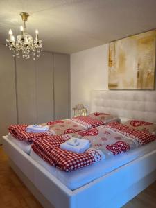 ツェルマットにあるミレニアムのベッドルーム1室(ベッド1台、赤と白の毛布付)