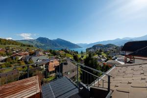 Blick auf eine Stadt mit See und Bergen in der Unterkunft Welcome Apartments Spiez in Spiez